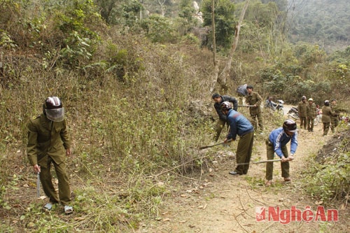 Công an xã Châu Thuận dọn vệ sinh ở di tích Thẳm Chạng (Quỳ Châu).