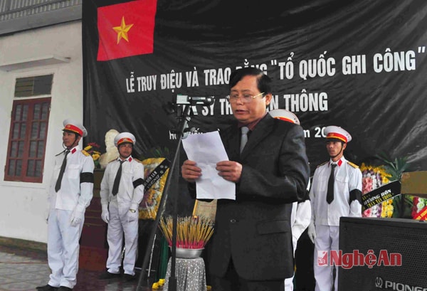 Đồng chí Lâm Văn Đoàn – Phó Tổng biên tập Báo Nghệ An đọc phát biểu tại lễ truy điệu