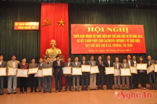 UBND tỉnh trao tặng Bằng khen cho 25 tạp thể thực hiện tốt Pháp lệnh 34 của Ủy ban Thường vụ Quốc hội