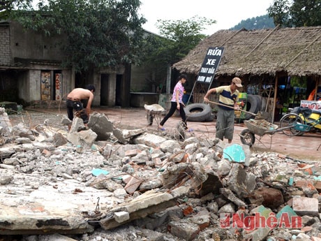 Hộ ông Nguyễn Quang Hùng xóm Bắc Xuân 1, xã Nghi Quang tự nguyện tháo dỡ tài sản trong phạm vi hành lang ATGT.