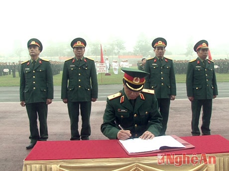 Thiếu tướng Trần Tiến Dũng, UVTV Đảng ủy, Phó Chính ủy Quân khu chứng nhận giao ước thi đua của các cơ quan, đơn vị tại Lễ ra quân huấn luyện.