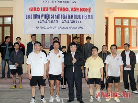 Bs CK2 Bùi Đình Long - Giám đốc Sở Y tế trao giải nhất đôi nữ trên 45 tuổi  cho bệnh viện tâm thần.