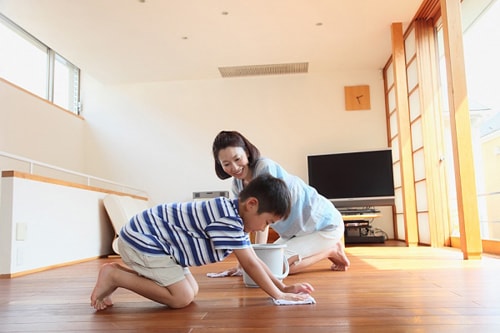 Nên dùng khăn khô để lau nhà khi trời nồm (Ảnh minh hoạ)