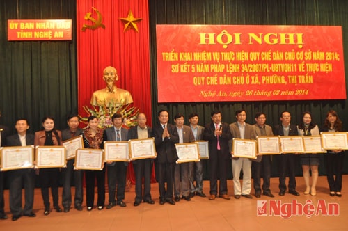 UBND tỉnh trao tặng Bằng khen cho 17 tập thể thực hiện tốt QCDC ở cơ sở năm 2014