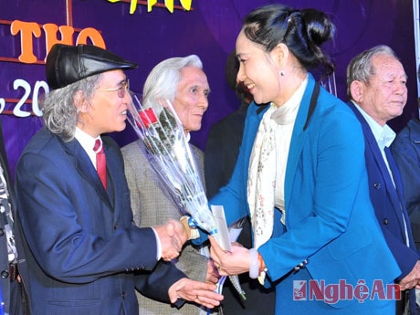 Đồng chí Đinh Thị Lệ Thanh tặng hoa và quà cho các cụ.