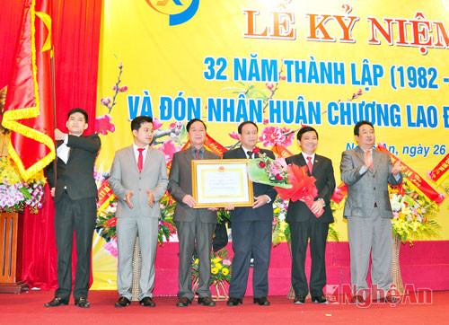 Thừa ủy quyền, đồng chí Thái Văn Hằng  - Phó Chủ tịch UBND tỉnh trao Huân chương Lao động Hạng 3 của Chủ tịch nước cho Công ty TNHH MTV Xổ số thiết thiết Nghệ An.