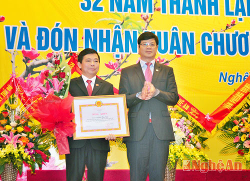 Ông Nguyễn Văn Tịnh- GĐ Công ty được nhận Bằng khen của Tỉnh ủy