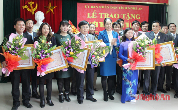Đồng chí Đinh Thị Lệ Thanh trao danh hiệu cho các bác sĩ, dược sĩ tiêu biểu