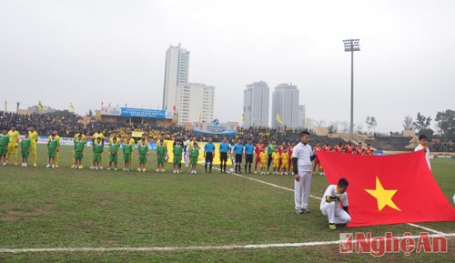 Thời tiết sân Vinh chiều nay thuận lợi cho hai đội thi đấu.