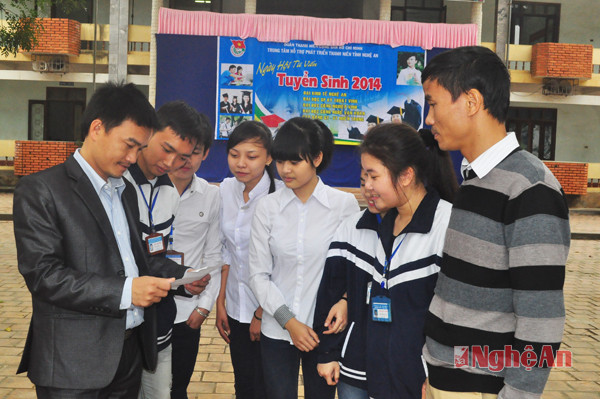 Thầy và trò Trường THPT Thái Hòa (T.X Thái Hòa) tìm hiểu  thông tin về kỳ thi tốt nghiệp năm học 2013 - 2014.