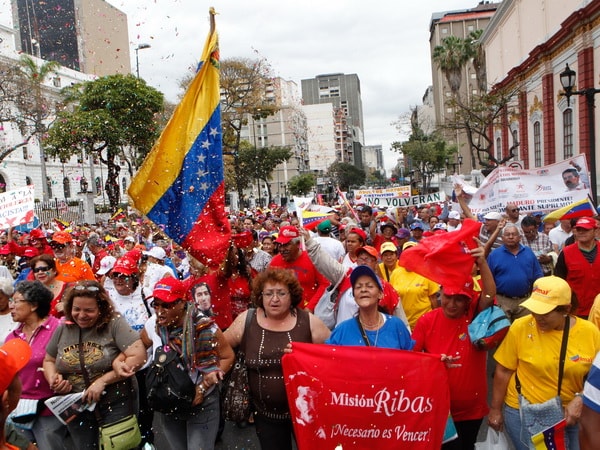 Tuần hành vì hòa bình tại Caracas ngày 23/2 nhằm bày tỏ sự ủng hộ đối với Tổng thống Maduro và chính phủ. (Nguồn: THX/TTXVN)