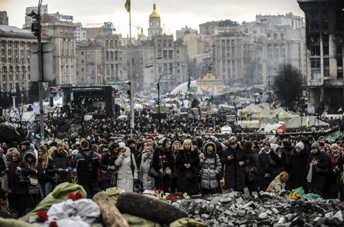 Người dân tập trung tại Quảng trưởng Độc lập ở Kiev ngày 25/2. (Nguồn: AFP/TTXVN)