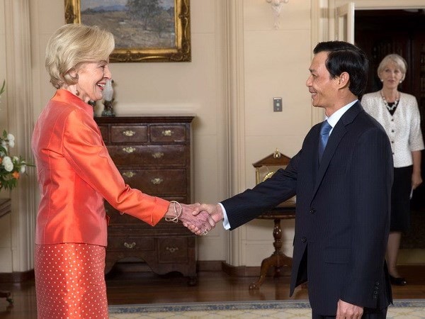 Toàn quyền Australia Quentin Bryce tiếp Đại sứ Việt Nam Lương Thanh Nghị đến trình Quốc thư. Nguồn: Đại sứ quán Việt Nam tại Australia