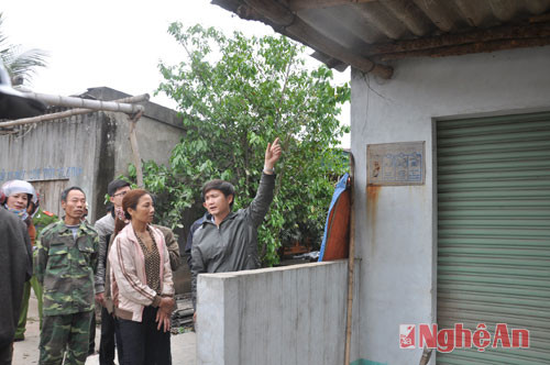 Anh Nguyễn Bá Điệp - Phó Chủ tịch Hội đồng GPMB Nghi Lộc giải thích cho  người dân về mốc chỉ giới hành lang ATGT.