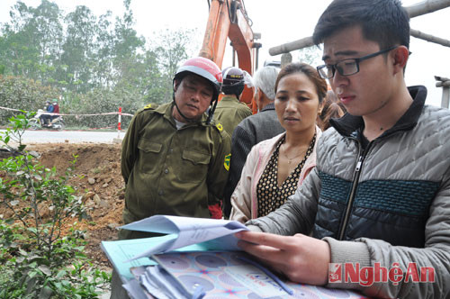 Cán bộ Hội đồng GPMB tuyên truyền, giải thích cho người dân xã Nghi Long (Nghi Lộc) về chính sách đất đai