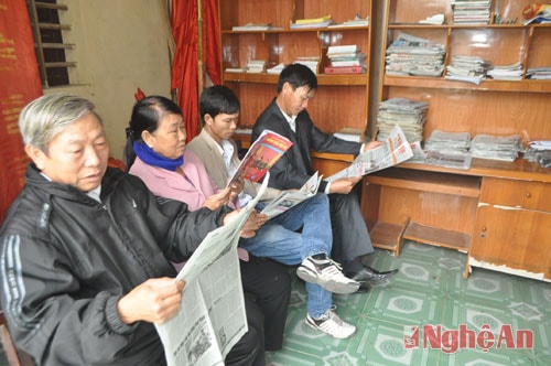 Người dân đọc báo tại Thư viện xóm 4B, xã Hưng Đạo (Hưng Nguyên).