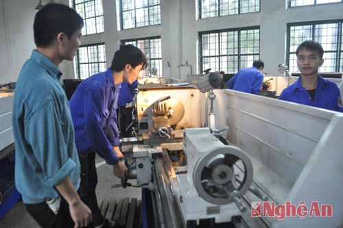 Giờ thực hành của sinh viên Khoa Cơ khí chế tạo Trường Đại học Sư phạm Kỹ thuật Vinh.