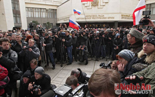 Những người thân Nga tập trung bên ngoài tòa nhà chính quyền Crimea.Nguồn: RIA