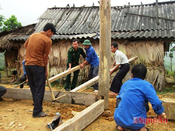 Giúp dân dựng nhà