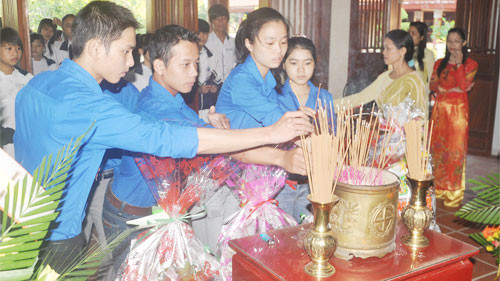 Thế hệ trẻ dâng hương tưởng niệm Bác Phạm Văn Đồng
