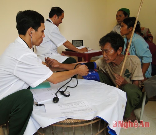 Quân y khám bệnh cho bà con vùng cao.Ảnh: hải thượng