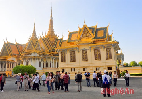 Đông đảo du khách tham quan chùa Bạc.