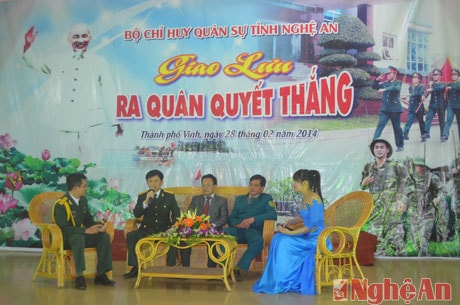 Lãnh đạo Tx Cửa Lò và dân quân tự vệ huyện Nghi Lộc trao đổi về yêu cầu, kinh nghiệm trong công tác huấn luyện trong tình hình hiện nay