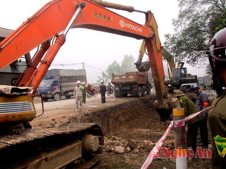 Nỗ lực thi công những đoạn đường đã được bàn giao mặt bằng.Ảnh: T.N