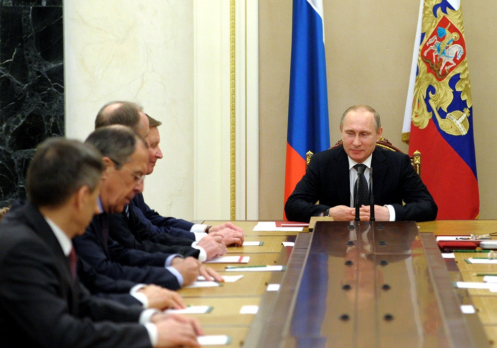 Ngày 25/2, tại Điện Kremlin ở Moskova, Tổng thống Nga Vladimir Putin (phải) chủ trì cuộc họp Hội đồng An ninh Quốc gia. Nga bầy tỏ sự quan ngại sâu sắc về sự thay đổi chính quyền nhanh chóng ở nước láng giềng Ukraine (Nguồn: AFP)