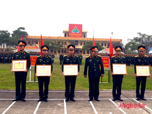 Trao thưởng các đơn vị có thành tích xuất sắc trong huấn luyện.