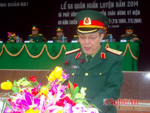 Đồng chí Trung tướng Nguyễn Hữu Cường - Tư lệnh Quân khu phát biểu chỉ đạo.