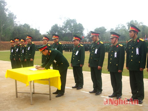 Các cơ quan đơn vị ký kết thi đua.