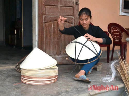 Chị Hoàng Thị Hường, ở làng Thượng Quánh (xã Đồng Văn - Thanh Chương) hoàn thiện sản phẩm nón lá.
