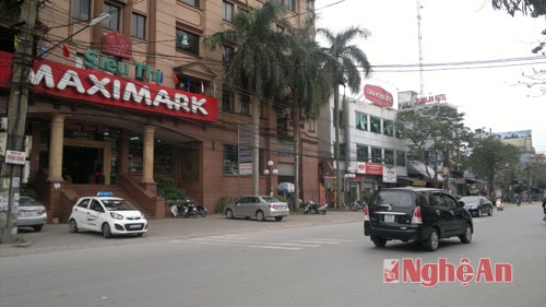 Những cửa hàng trên phố Nguyễn Thái Học. Ảnh: H.T