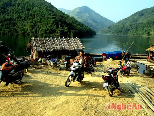 Xe ôm chờ khách trên bến thuyền bản Pủng Cà Moong.