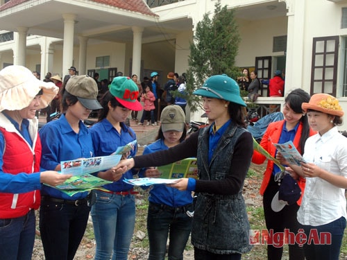 Đoàn viên thanh niên T.X Hoàng Mai phát tờ rơi tuyên truyền an toàn giao thông. Ảnh: Thanh Yên