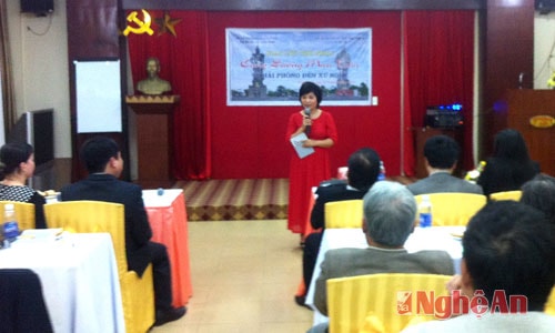 Trưởng ban thơ hội văn học điều hành đêm giao lưu