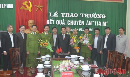 Đoàn công tác tặng hoa, chúc mừng Ban chuyên án.