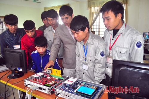 Giờ thực hành của sinh viên khoa điện tử. Ảnh: M.H