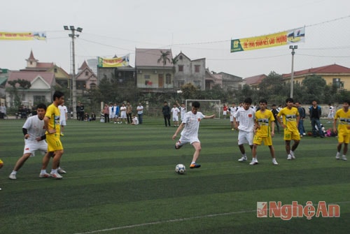 Trận đấu mở màn Vinh League giữa FC Văn Minh và FC Hiếu Giang