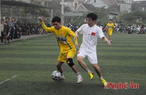 Cầu thủ của đội Văn Minh khéo léo cầm bóng trước sự truy cản của cầu thủ đối phương