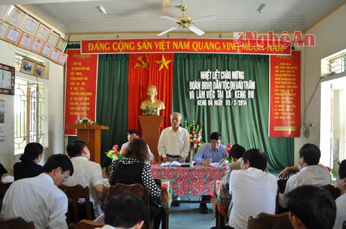 Đồng chí Ksor Phước (người đứng) chủ trì buổi giám sát tại xã Keng Đu và huyện Kỳ Sơn
