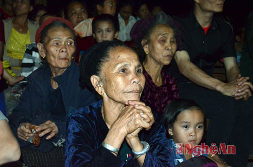 Cụ Vi Thị May, 82 tuổi ở bản Xiềng Tắm xã Mỹ Lý huyện Kỳ Sơn Chăm chú theo dõi các tiết mục văn Nghệ