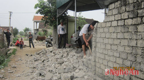 Gia đình giáo dân Bùi Văn Năng (Giáo xứ Thuận Giang)  tháo dỡ tường bao mở rộng đường. Ảnh: l.n