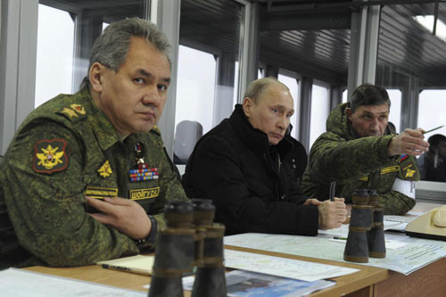 Tổng thống Nga V.Putin cùng Bộ trưởng Quốc phòng Sergei Shoigu thị sát tập trận ngày 3/3 ở vùng Leningrad (Nguồn: AP)