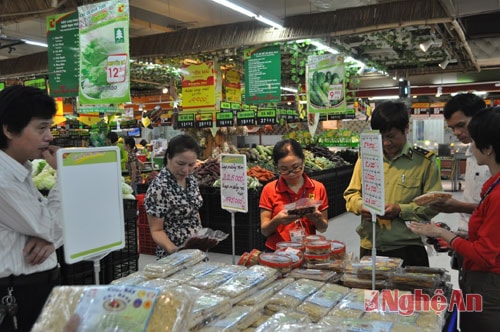 Đoàn cán bộ liên ngành kiểm tra hoạt động kinh doanh tại Siêu thị BigC.  Ảnh: Mai Hoa
