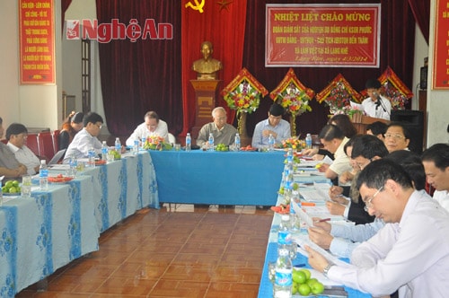 Đoàn giám sát nghe đại diện UBND xã Lạng Khê báo cáo tình hình dân cư vùng có nguy cơ sạt sở