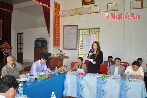 Đại diện Đoàn giám sát phát biểu chất vấn huyện và xã