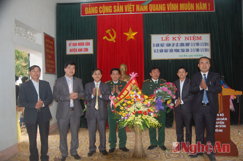 Lãnh đạo huyện Anh Sơn chúc mừng Đồn Biên phòng Phúc Sơn.Ảnh: S.T