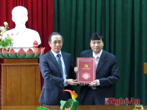 Đồng chí Trần Hồng Châu trao quyết định bổ nhiệm